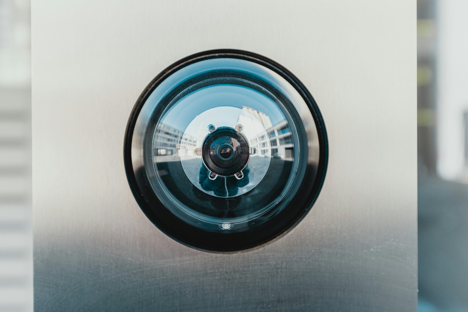 Caméra de surveillance fixée sur une surface métallique.