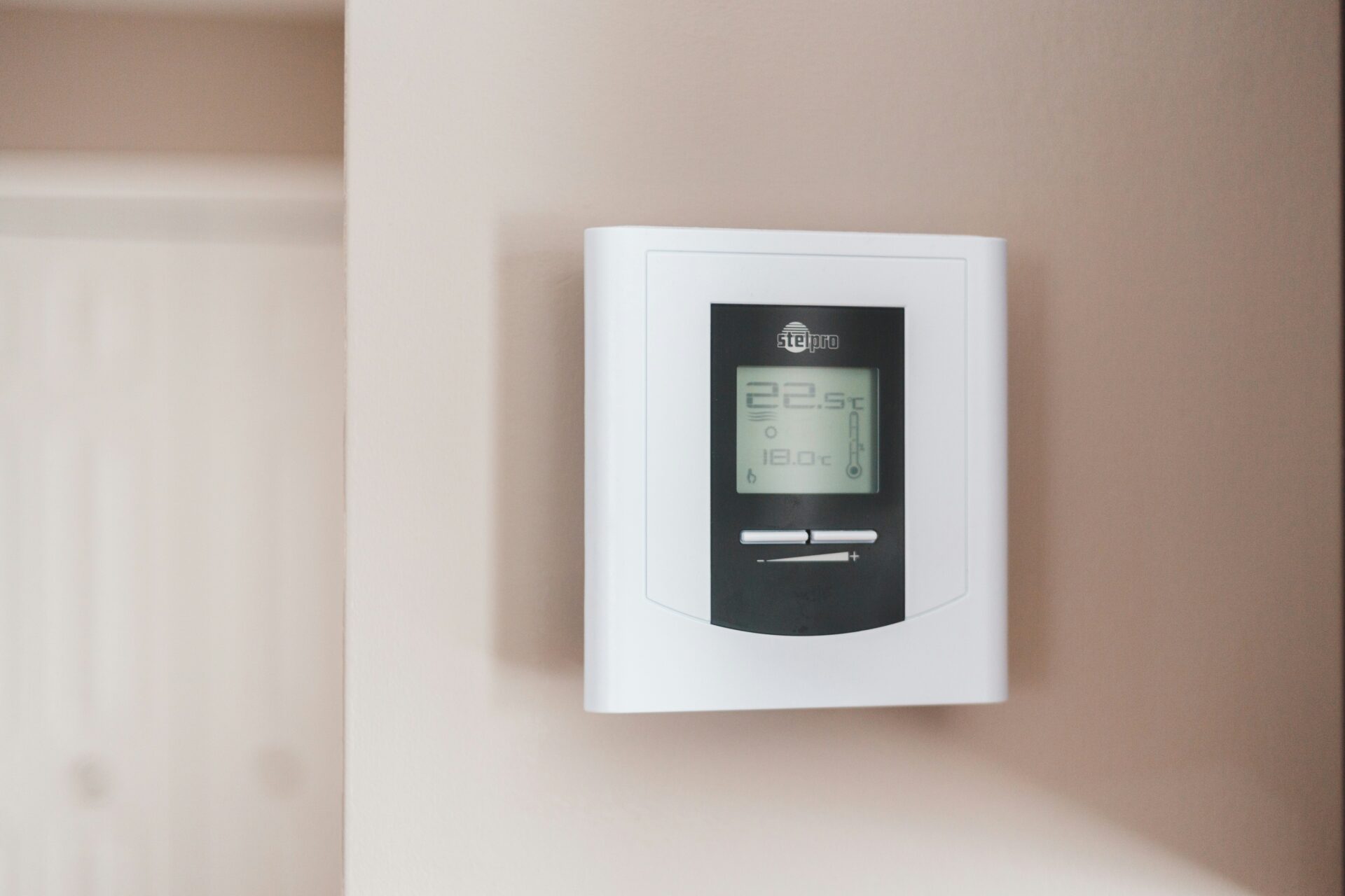 Thermostat numérique affichant la température sur un mur.